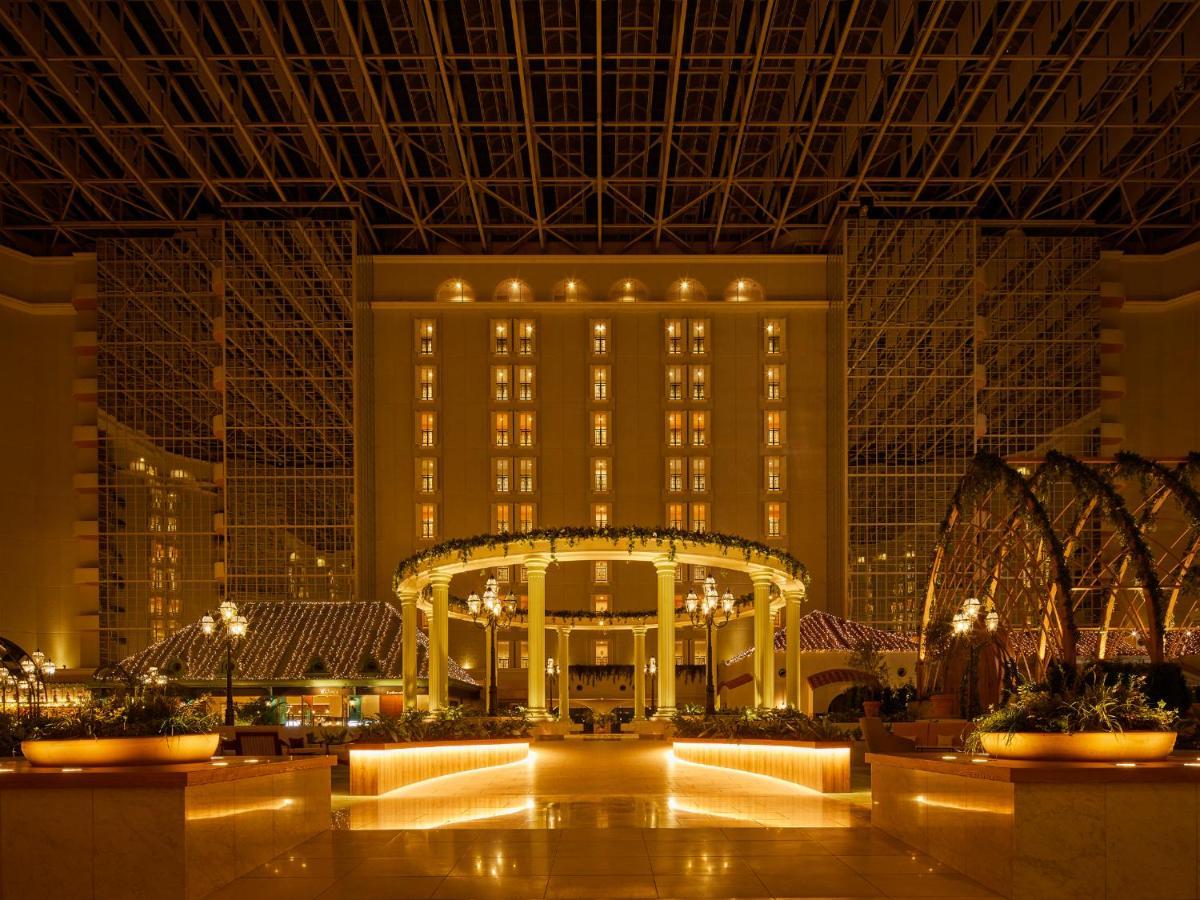 Grand Nikko Tokyo Bay Maihama Hotel Urayasu Exterior foto The photo shows the interior of a luxurious hotel or resort. It features a spacious atrium with elegant architecture, including a high ceiling supported by beams. The area is well-lit with warm, ambient lighting that highlights various design element