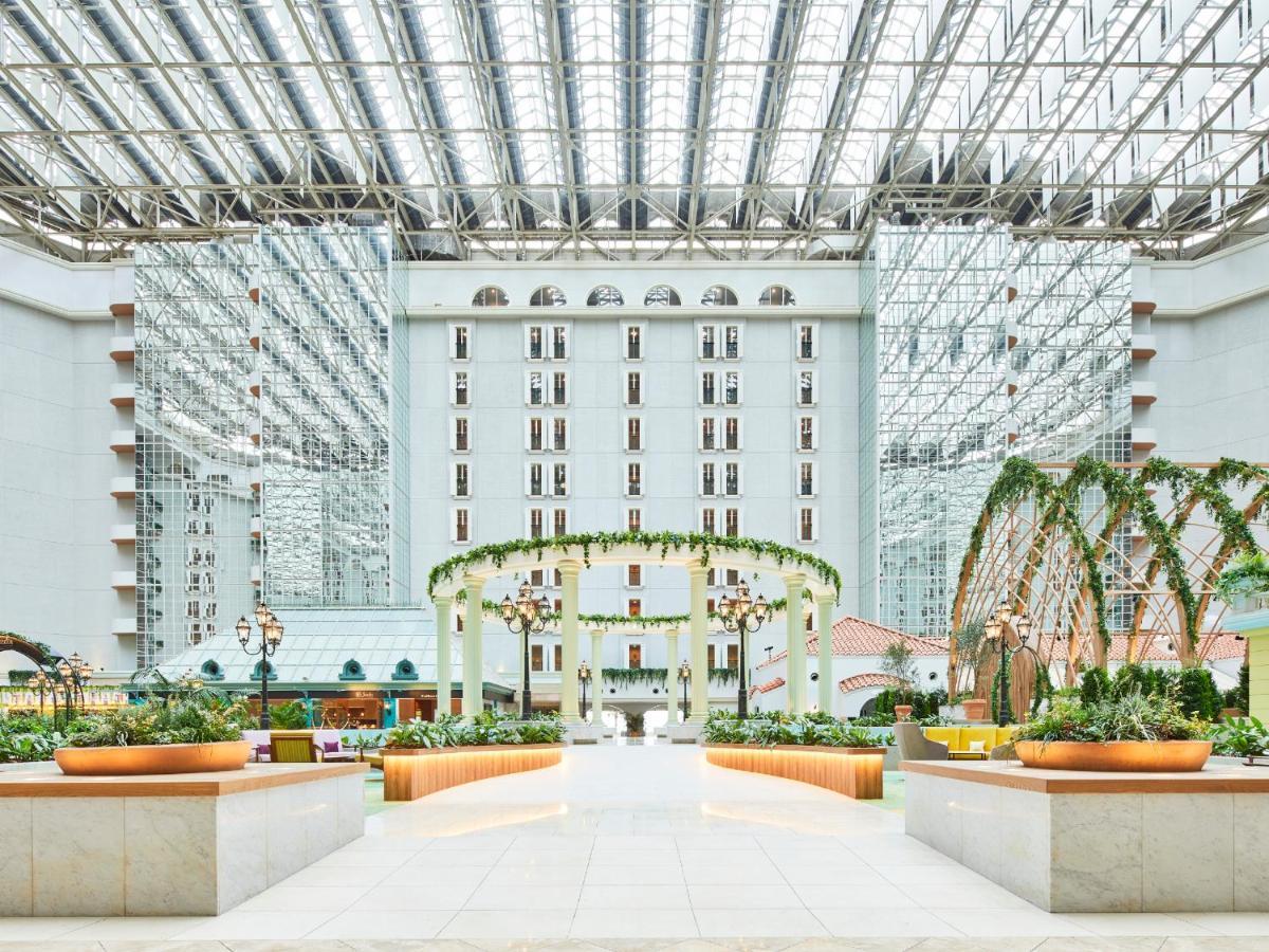 Grand Nikko Tokyo Bay Maihama Hotel Urayasu Exterior foto The photo shows a spacious atrium or indoor area of a building, likely a hotel or resort. The architecture features large glass panels overhead, allowing for natural light to flood the space. There are elegant decorative elements, such as arches ador