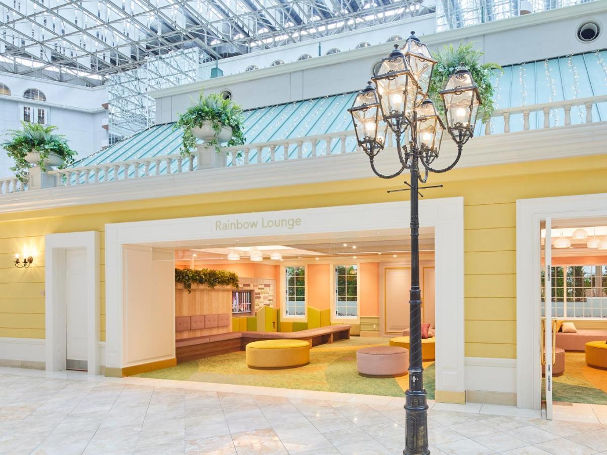 Grand Nikko Tokyo Bay Maihama Hotel Urayasu Exterior foto The photo shows an indoor lounge area that features bright, pastel colors. The walls are painted yellow, and the entrance is framed with a clean, modern design. Inside the lounge, there are soft, rounded seating options in shades of pink and yellow, 