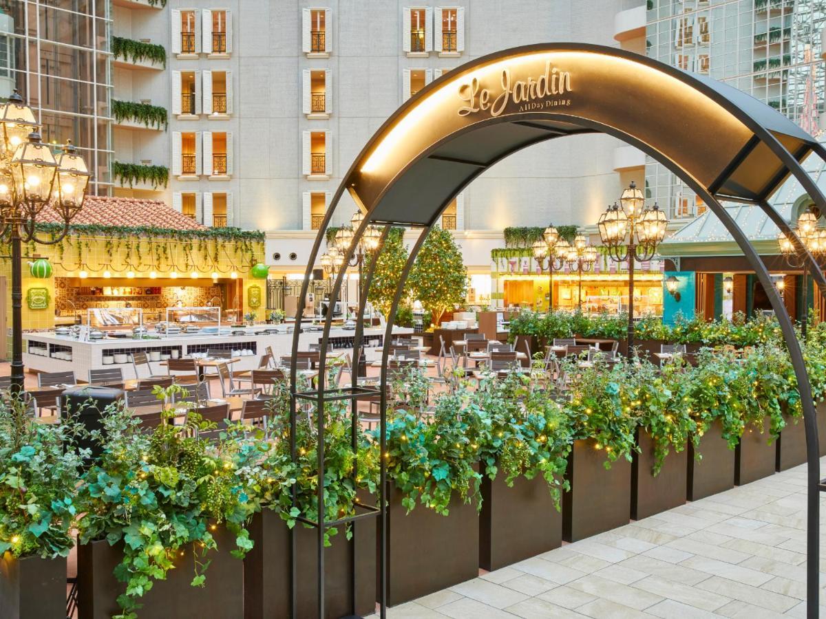 Grand Nikko Tokyo Bay Maihama Hotel Urayasu Exterior foto The photo shows an outdoor dining area of a restaurant named "Le Jardin." It features an archway adorned with greenery and decorative lighting. The space is filled with tables and chairs arranged neatly, surrounded by plants that create a lush enviro