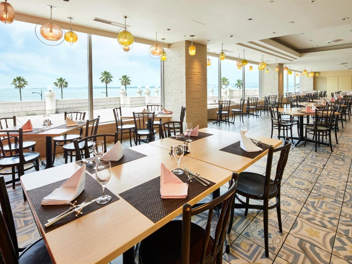 Grand Nikko Tokyo Bay Maihama Hotel Urayasu Exterior foto The photo shows the interior of a restaurant that features a modern and spacious design. There are numerous tables set up, each with neatly arranged table settings including napkins and utensils. The flooring has a decorative tile pattern, and large 