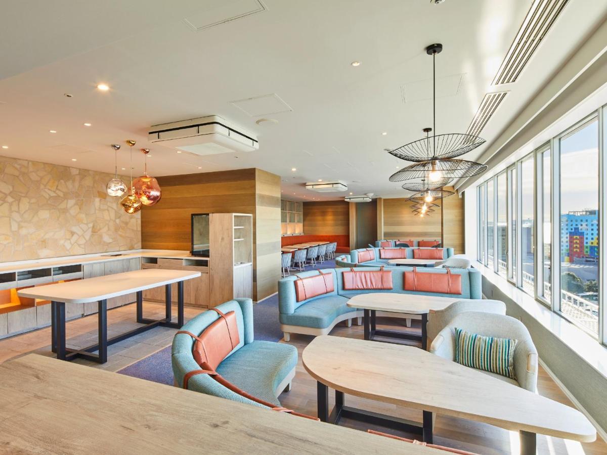 Grand Nikko Tokyo Bay Maihama Hotel Urayasu Exterior foto The photo shows a modern and stylish lounge or café area with large windows allowing natural light to fill the space. The interior features comfortable seating arrangements with sofas and tables, predominantly in soft colors, including shades of blue