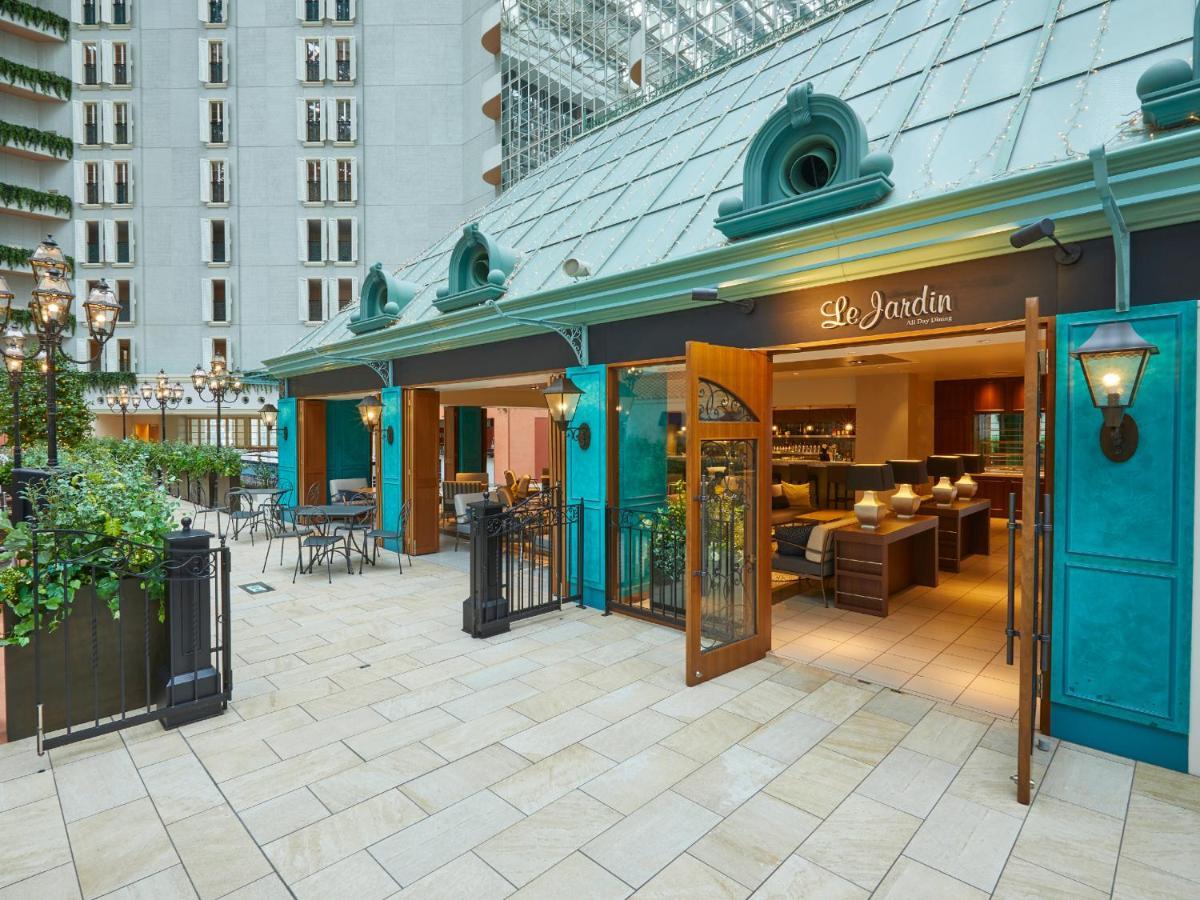 Grand Nikko Tokyo Bay Maihama Hotel Urayasu Exterior foto The photo shows an entrance to a restaurant named "Le Jardin." The exterior features a bright teal color with ornate details, and there are large double doors that are open, inviting guests inside. There are outdoor seating arrangements visible, alon